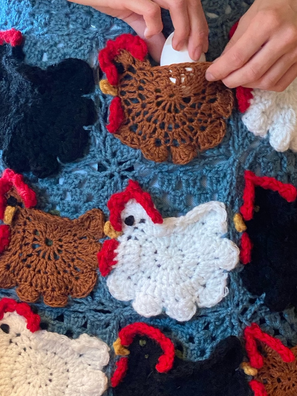 Made to order: crochet egg-collecting apron with chicken pockets - Picture 2 of 8